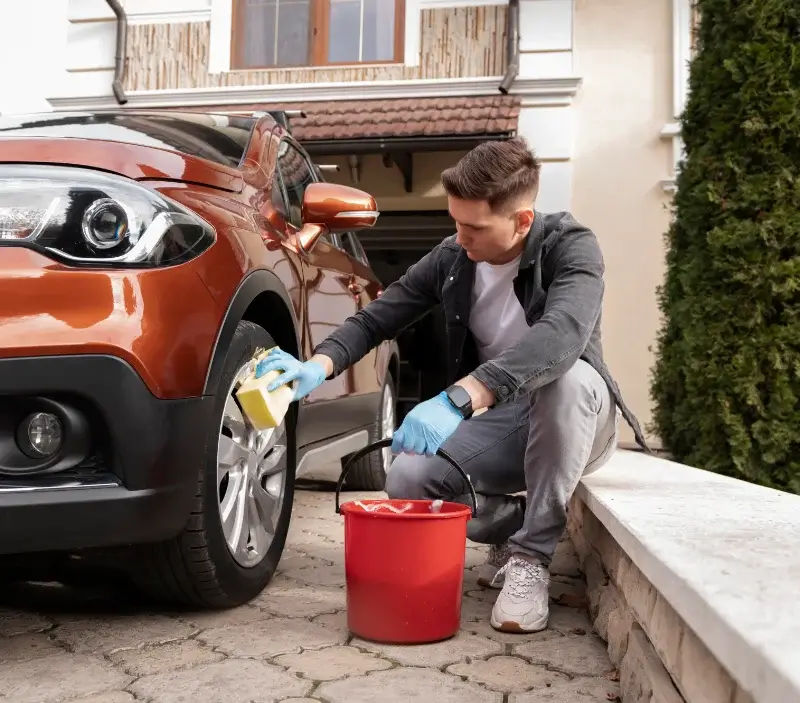 Lavage auto à domicile Juignac : professionnel intervenant sur un véhicule
